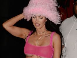 Megan Fox se inspira en Pamela Anderson y luce su bralette 'Barbiecore' más pequeño
