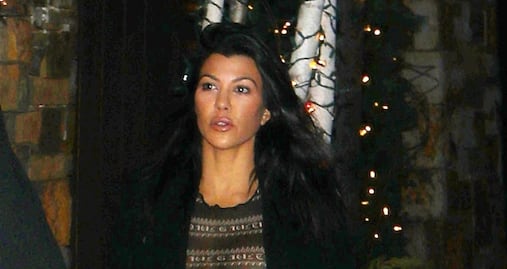Kourtney Kardashian revela de más con blusa transparente