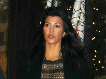 Kourtney Kardashian revela de más con blusa transparente
