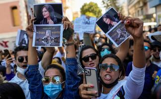 Cientos de niñas más son envenenadas con gas en 9 colegios de Irán