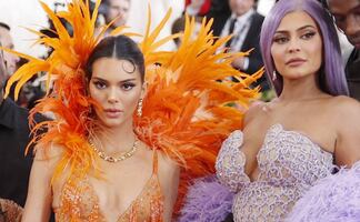 Kendall y Kylie Jenner cautivan con reveladores vestidos con aberturas