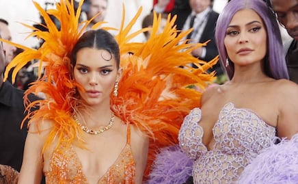 Kendall y Kylie Jenner cautivan con reveladores vestidos con aberturas