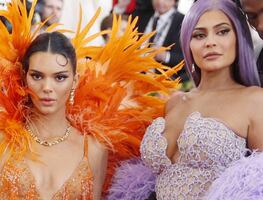 Kendall y Kylie Jenner cautivan con reveladores vestidos con aberturas