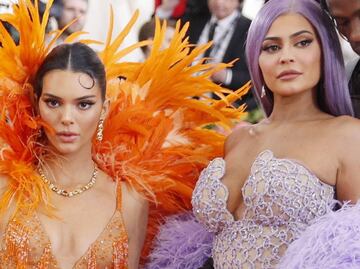 Kendall y Kylie Jenner cautivan con reveladores vestidos con aberturas