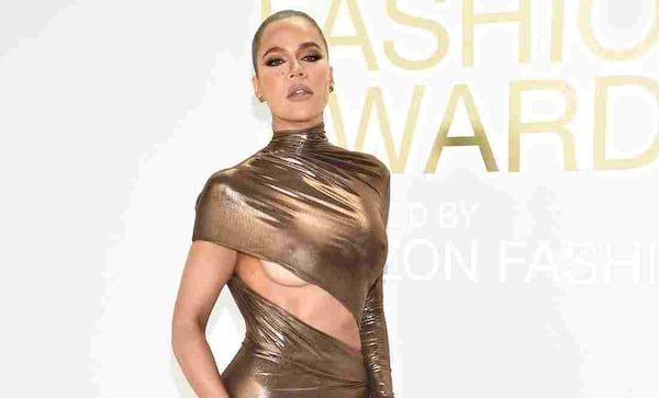 Khloé Kardashian ‘rompe instagram’ al presumir sus figura en bodysuit nude