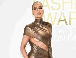 Khloé Kardashian se transforma en Barbie y delinea sus curvas con bodysuit rosa