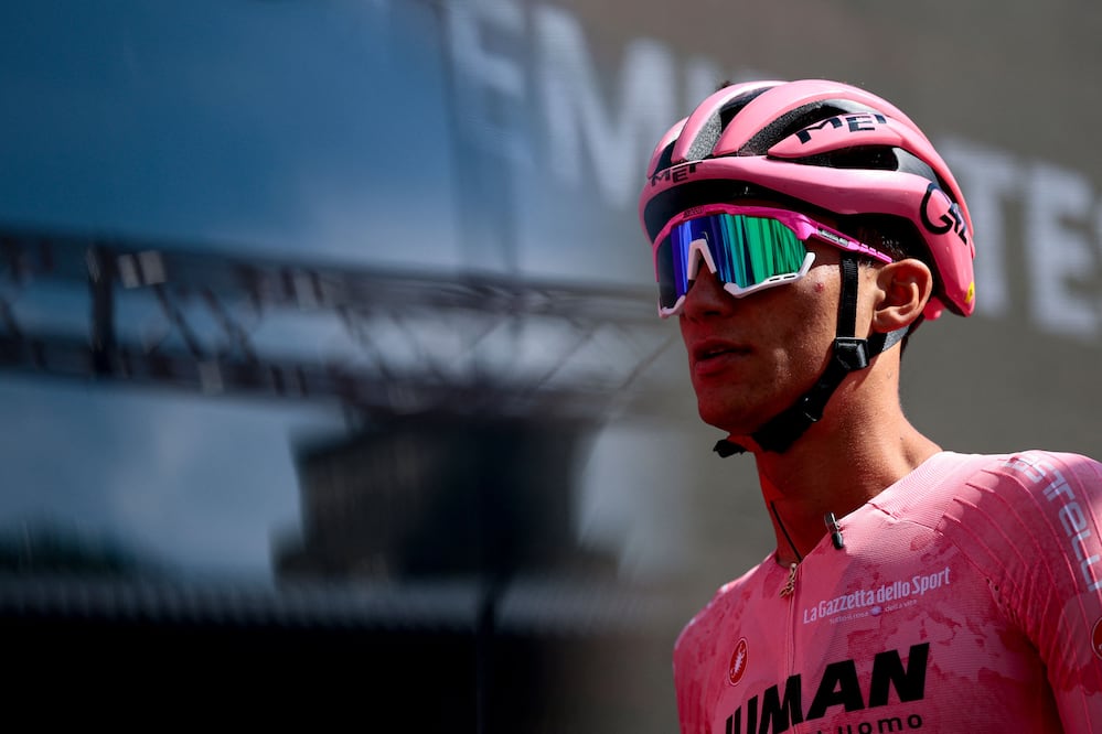 Isaac Del Toro deja de ser líder del Giro de Italia y se sincera: "También se sufre" (Photo by Luca Bettini / AFP)