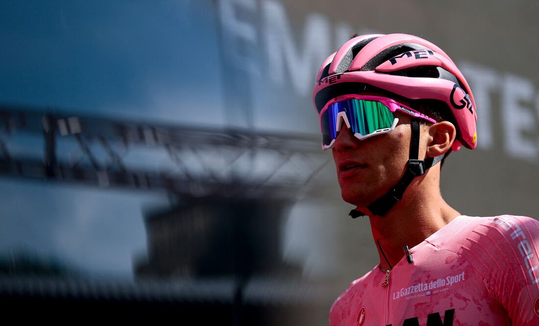 Isaac Del Toro deja de ser líder del Giro de Italia y se sincera: "También se sufre" (Photo by Luca Bettini / AFP)