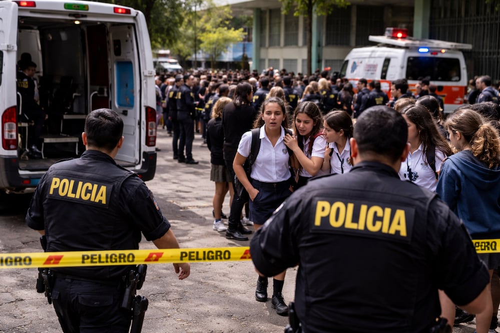 Tiroteo en Argentina: estudiante dispara en pleno homenaje; muere un alumno y deja 8 lesionados. Foto: IA