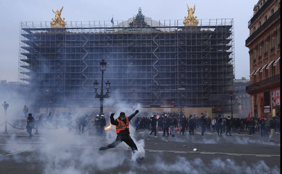 Por violentas protestas en Francia, aplazan visita del Rey Carlos III. Foto AP