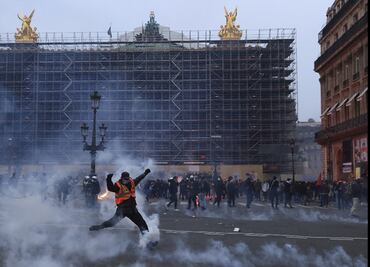 Por violentas protestas en Francia, Macron aplaza visita del Rey Carlos III