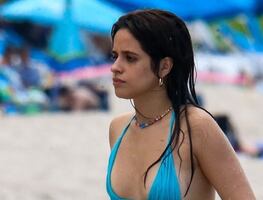 Camila Cabello disfruta de Miami Beach con bikini azul aqua