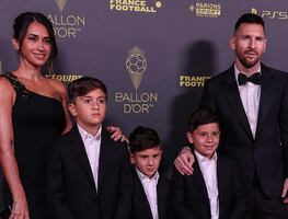 Antonela Roccuzzo posa junto a Messi ataviada con un espectacular atuendo total black