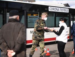 Merkel pide toque de queda para una Alemania presa del Covid