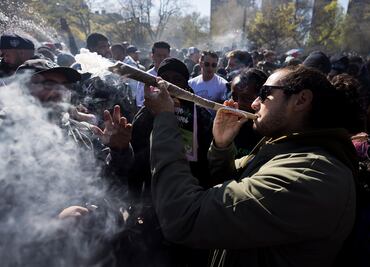 Alcalde de Nueva York, Eric Adams, dice que la ciudad "huele a marihuana"