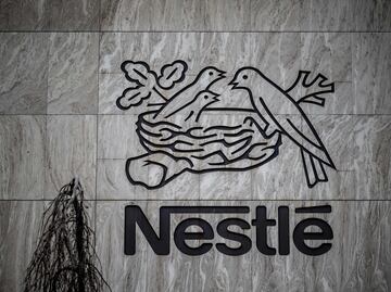 Acusan a Nestlé de usar más azúcar en estos productos para bebés en países en desarrollo