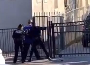 Policía golpea a hombre durante arresto en Los Ángeles