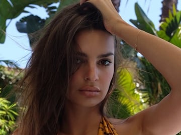 Emily Ratajkowski posa en bikini junto a playas de Maldivas