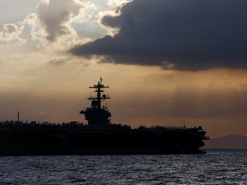 Pentágono destituye a comandante que denunció contagio en portaviones