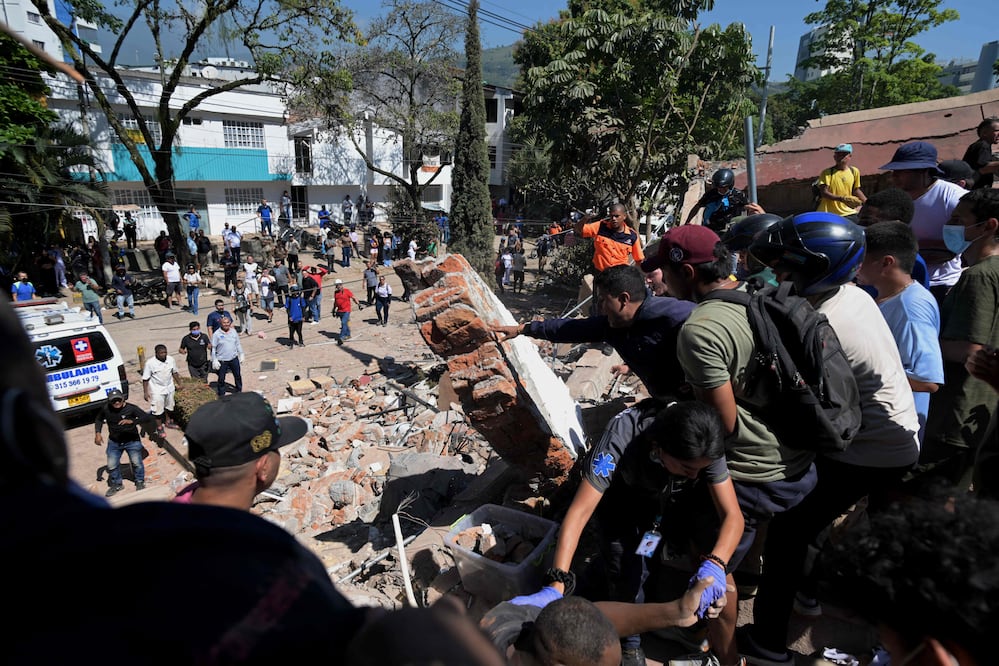 Terremoto de 7.4 en Colombia deja al menos 20 muertos y graves daños en Pereira y Manizales. (Photo by JOAQUIN SARMIENTO / AFP)