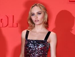 Lily-Rose Depp conquista Cannes con minivestido de lentejuelas en medio de polémica por ‘The Idol’