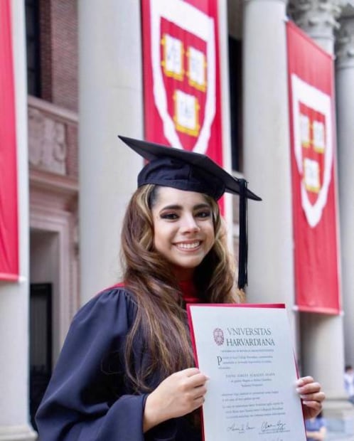 Mexicana Dafne Almazán, la más joven en graduarse de posgrado de Harvard