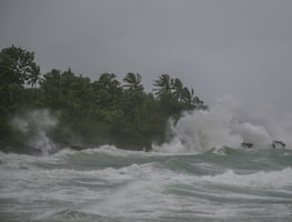 Ernesto se convierte en el tercer huracán del Atlántico; prevén fuertes lluvias e inundaciones