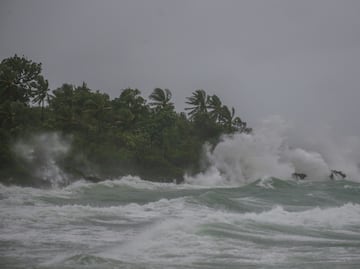 Ernesto se convierte en el tercer huracán del Atlántico; prevén fuertes lluvias e inundaciones