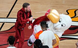 ¡Un inesperado enfrentamiento! McGregor vs Burnie, la mascota de los Heat de Miami 