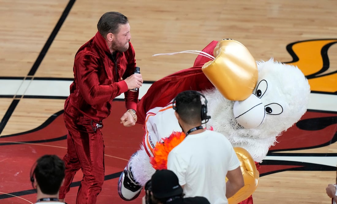 El boxeador Conor McGregor golpea y deja herida a la mascota de los Heat. Foto: AP Photo/Lynne Sladky