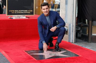 Zac Efron desvela su estrella en el Paseo de la Fama de Hollywood y honra a Matthew Perry