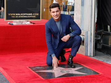 Zac Efron desvela su estrella en el Paseo de la Fama de Hollywood y honra a Matthew Perry
