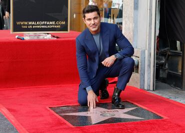 Zac Efron desvela su estrella en el Paseo de la Fama de Hollywood y honra a Matthew Perry