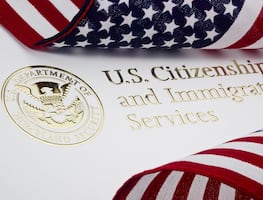 USCIS lo hace oficial: Actualiza política para reconocer sólo dos sexos biológicos