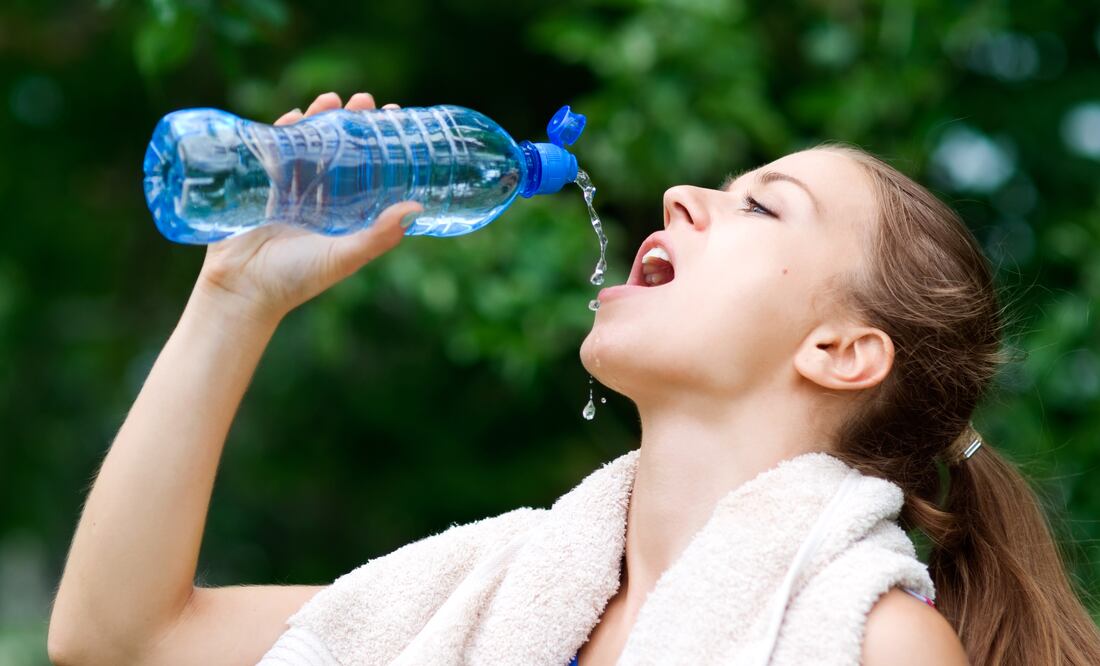 ¿Tomar agua antes de comer ayuda a bajar de peso? Esto dice la Universidad de Harvard. iStock/gpointstudio
