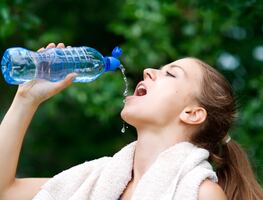 ¿Tomar agua antes de comer ayuda a bajar de peso?  Harvard enlista los 6 mitos más comunes