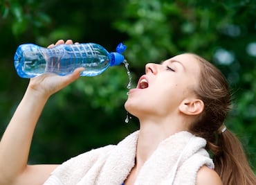 ¿Tomar agua antes de comer ayuda a bajar de peso?  Harvard enlista los 6 mitos más comunes