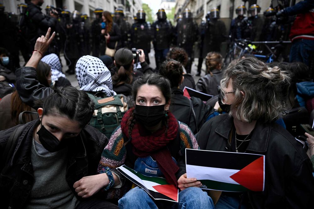 La policía desaloja a los estudiantes que ocupaban una universidad en París. FOTO: AFP / Julien De Rosa