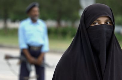 Mujeres arrestadas en Afganistán por maquillaje y código de vestimenta: ONU denuncia 52 casos