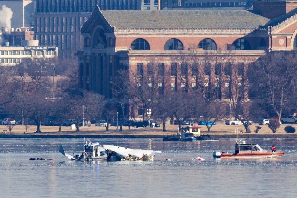 Catorce patinadores, entrenadores y familiares, entre víctimas del choque de un avión y helicóptero en Washington. EFE/EPA/JIM LO SCALZO