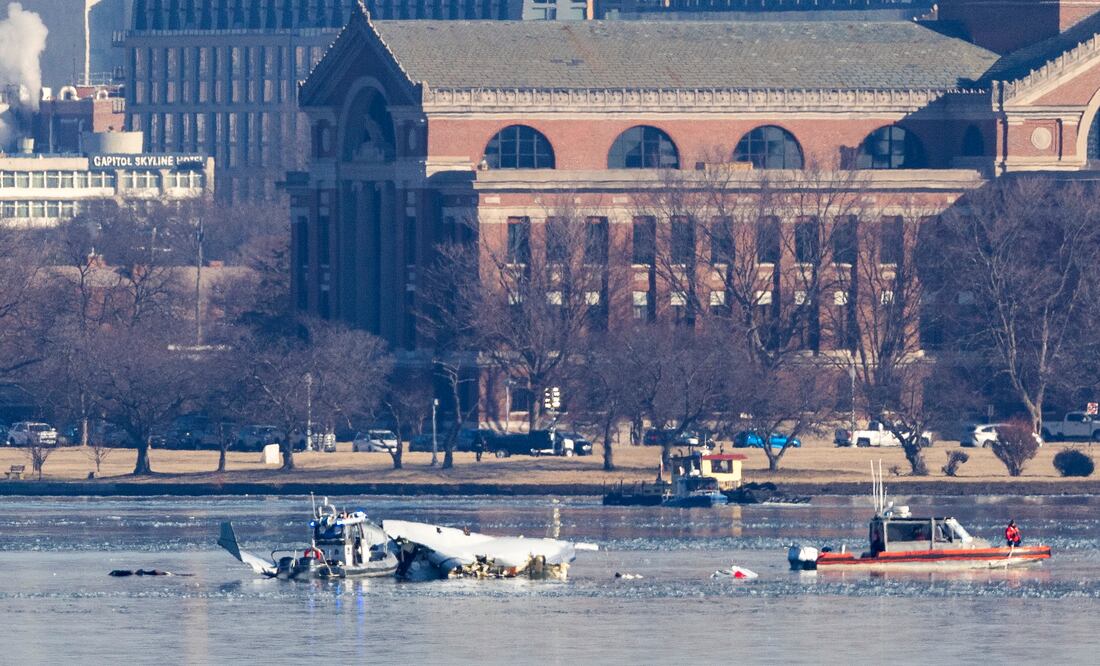 Catorce patinadores, entrenadores y familiares, entre víctimas del choque de un avión y helicóptero en Washington. EFE/EPA/JIM LO SCALZO