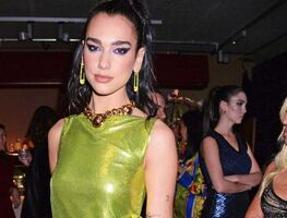 Dua Lipa se une a la tendencia 'lencería expuesta' con vestido de hilo