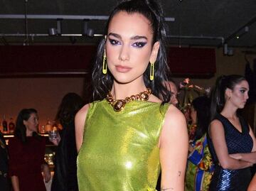 Dua Lipa se une a la tendencia 'lencería expuesta' con vestido de hilo