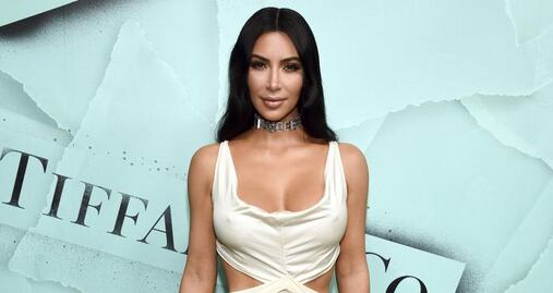 Kim Kardashian deslumbra con minivestido de cebra en Japón