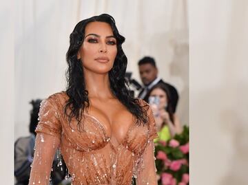 Kim Kardashian 'enciende' el verano al posar en bikini blanco