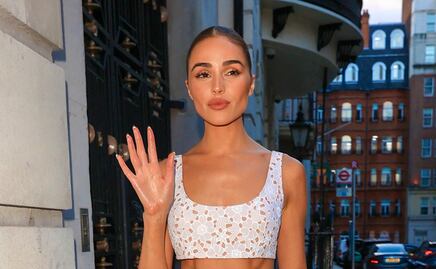 Olivia Culpo presume sus ‘abs de acero’ con minifalda y top tank en Londres