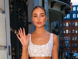 Olivia Culpo presume sus ‘abs de acero’ con minifalda y top tank en Londres