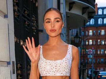 Olivia Culpo presume sus ‘abs de acero’ con minifalda y top tank en Londres