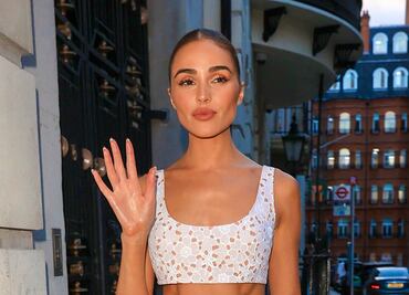 Olivia Culpo presume sus ‘abs de acero’ con minifalda y top tank en Londres