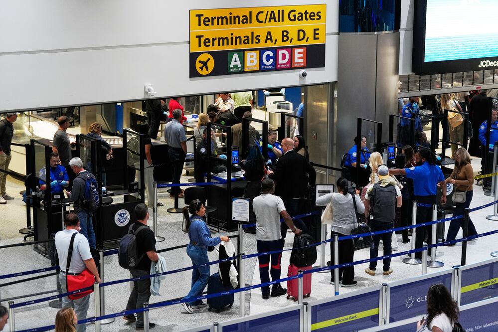 ¿Qué vuelos se verán afectados por el cierre del gobierno de Estados Unidos? (AP Photo/Ashley Landis)